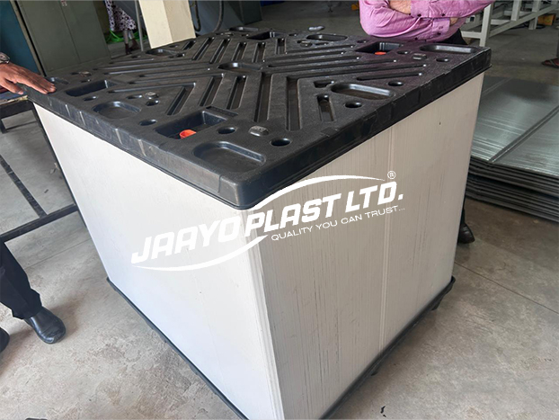 White PP pallet sleeve box with a black moulded lid