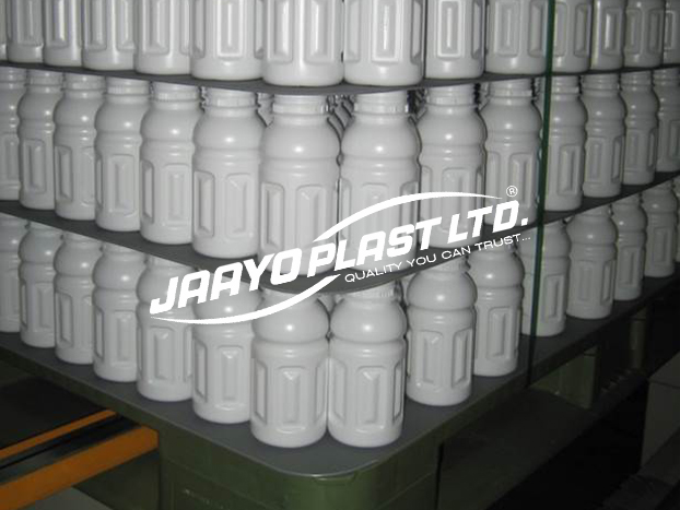 Blue PP layer pad over stacked glass jars